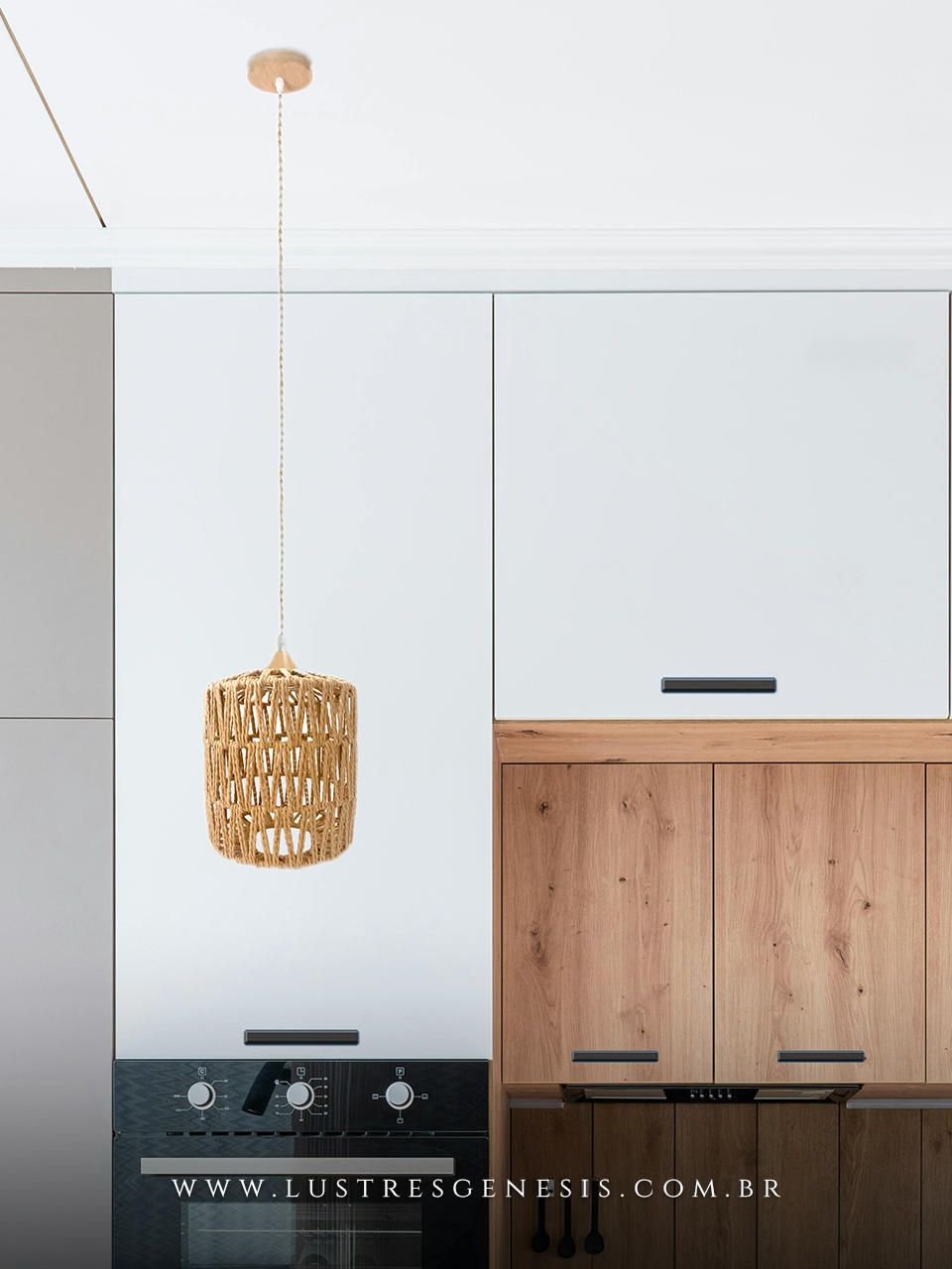 Pendente de teto Gili feito de sisal e madeira, com design artesanal, ideal para mesas, balcão de cozinha, área gourmet e sítios, iluminado e pendurado diante de fundo verde.